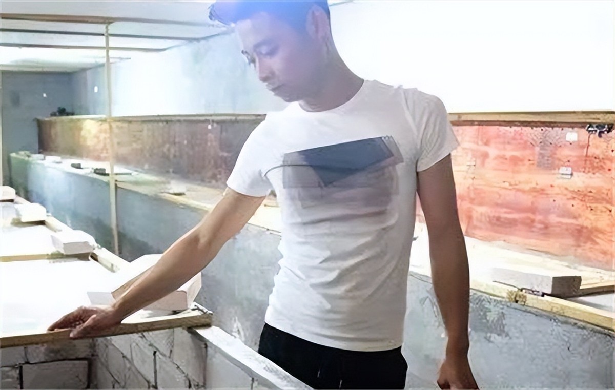 九零后小伙山上养土鸡年赚300百万,农村小伙养蛇致富