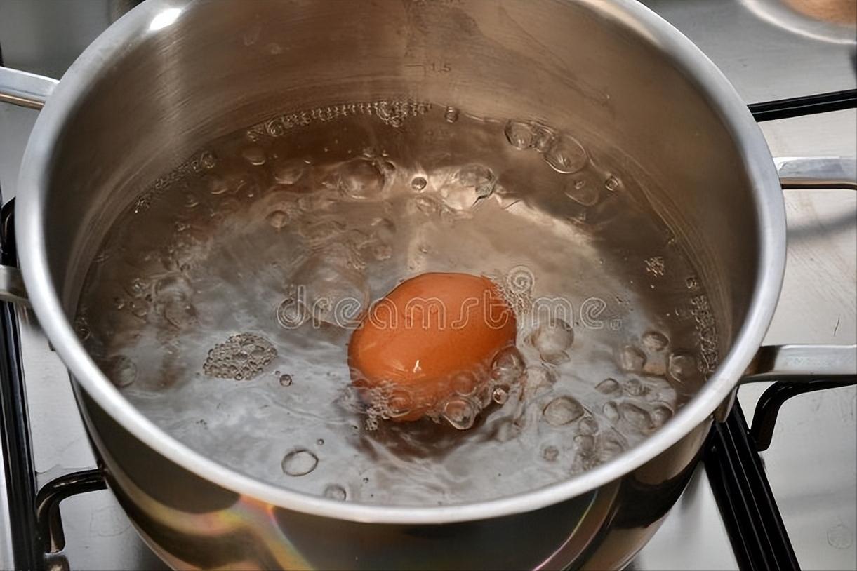 你知道如何煮鸡蛋蛋壳一碰就掉吗,煮鸡蛋放什么在里面煮鸡蛋不破