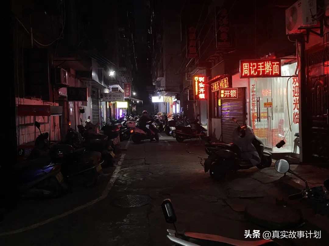 县城花店永不眠：小地方女孩的命运循环