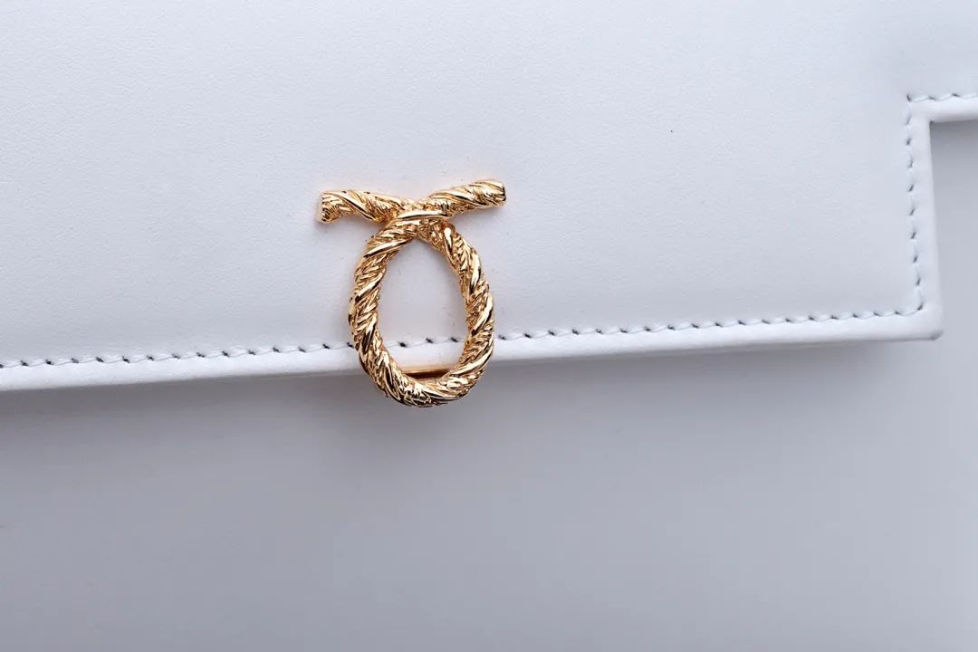 英国女王背爱马仕,英国女王背的香奈儿包包