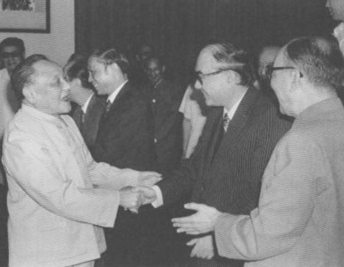 伟人与香烟：毛*东泽**吸百家烟，*小平邓**吸烟被递条，为戒烟吃花生