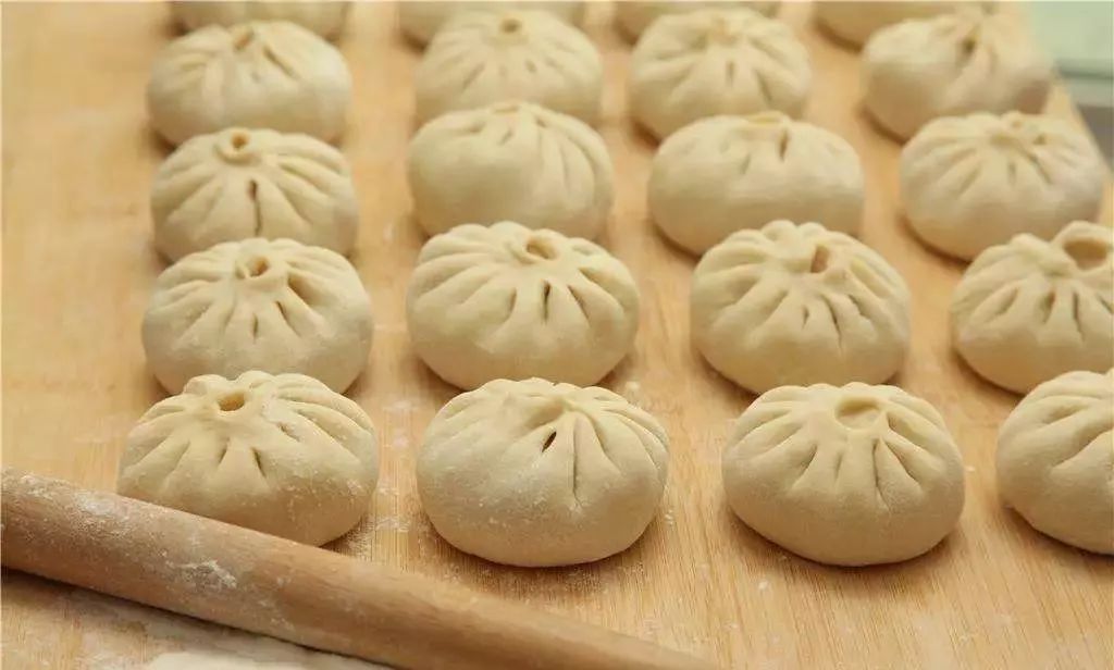 警惕小摊贩卖的铝包子,如何辨别早餐店包子质量