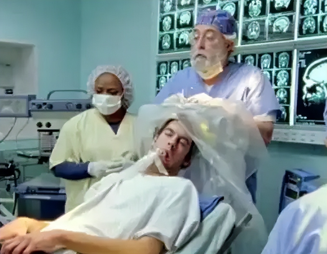 马丁被困在身体里12年,幽灵男孩死亡后苏醒