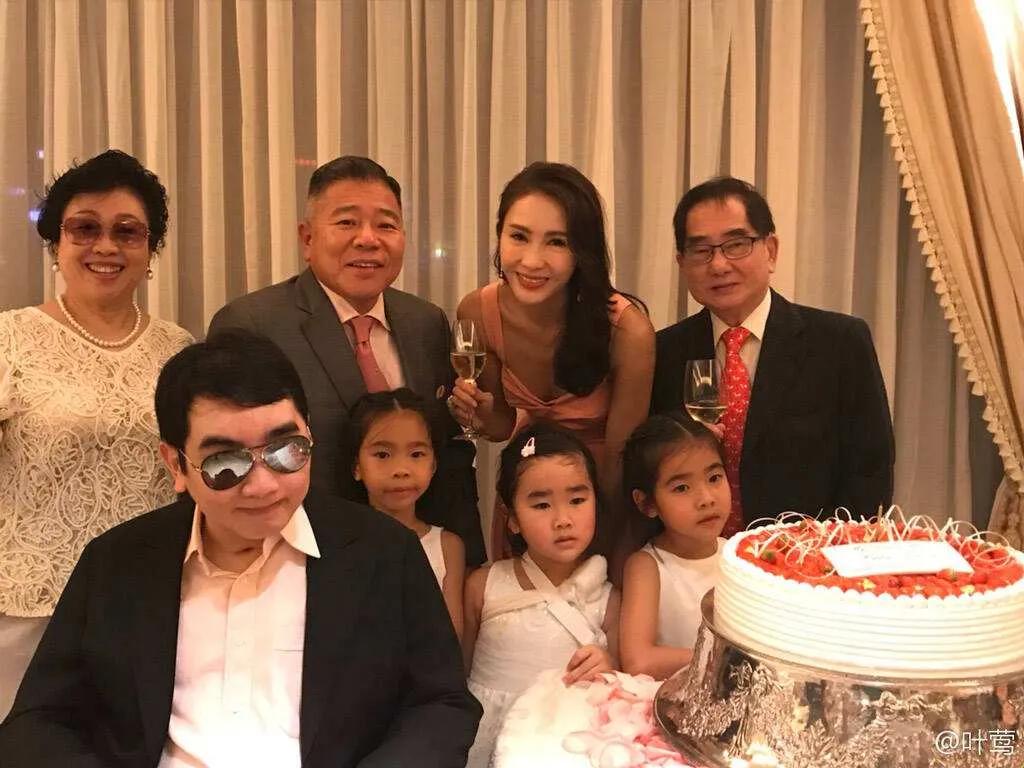 52岁的黎姿和富豪老公庆祝15周年,黎姿晒自己的照片