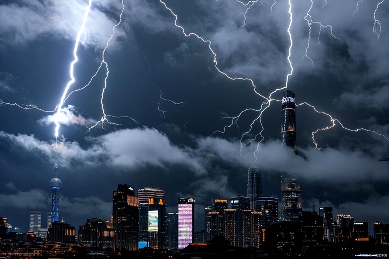 7名村民4000米高山挖虫草，山上过夜遭雷击身亡，惨剧为何发生？