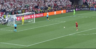 152天，塞维创奇迹！从濒临降级到欧冠种子队，狂赚1.2亿