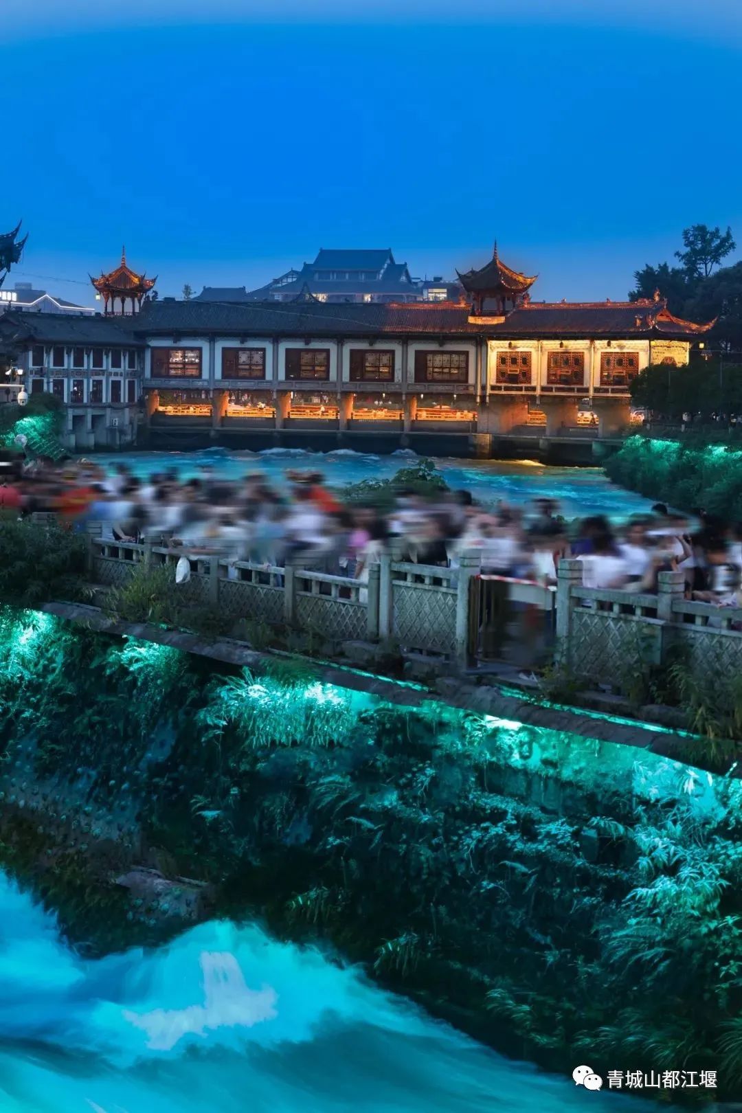 初秋城市漫游指南！都江堰8大爆款夜游地全在这里，吹河风尝美食get暴走两万步的畅快~