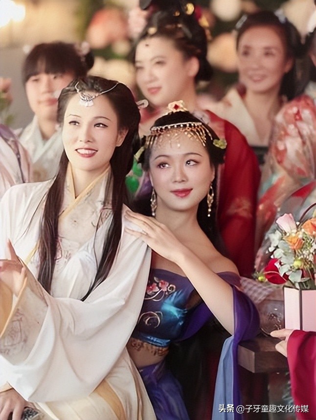 川妹子穿汉服在国外,穿红衣汉服走在国外街头