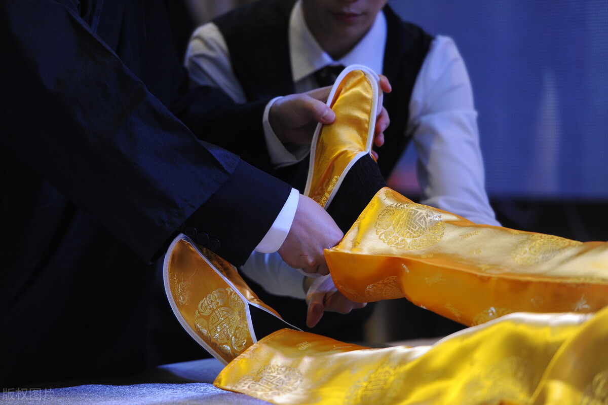 人死后首先要做些什么,人死后第一件事做什么