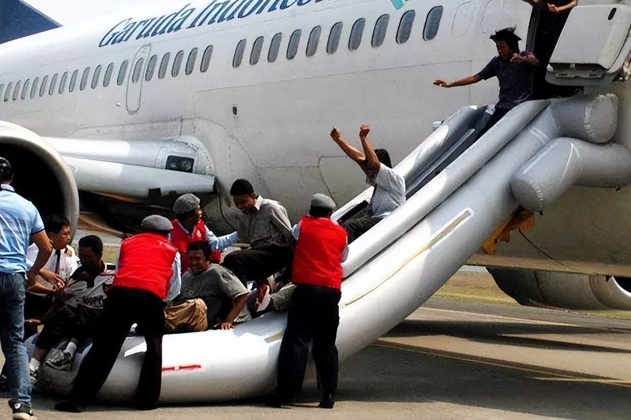 空姐关舱门你觉得哪个力气最大,空姐关闭舱门为什么一步一步来