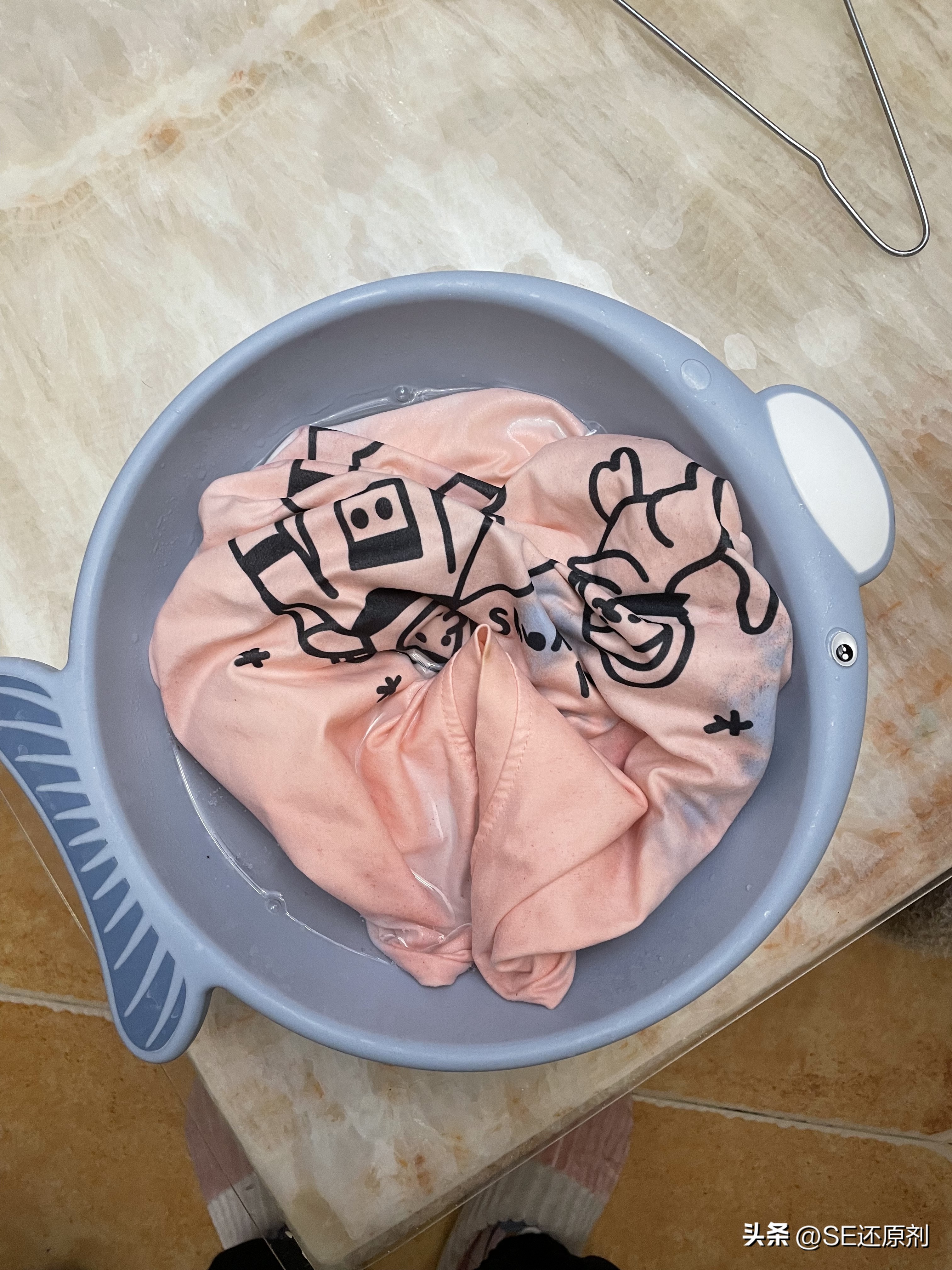 棉线衣服被染色去除的小妙招,黑白衣服白色的染色了怎么去除