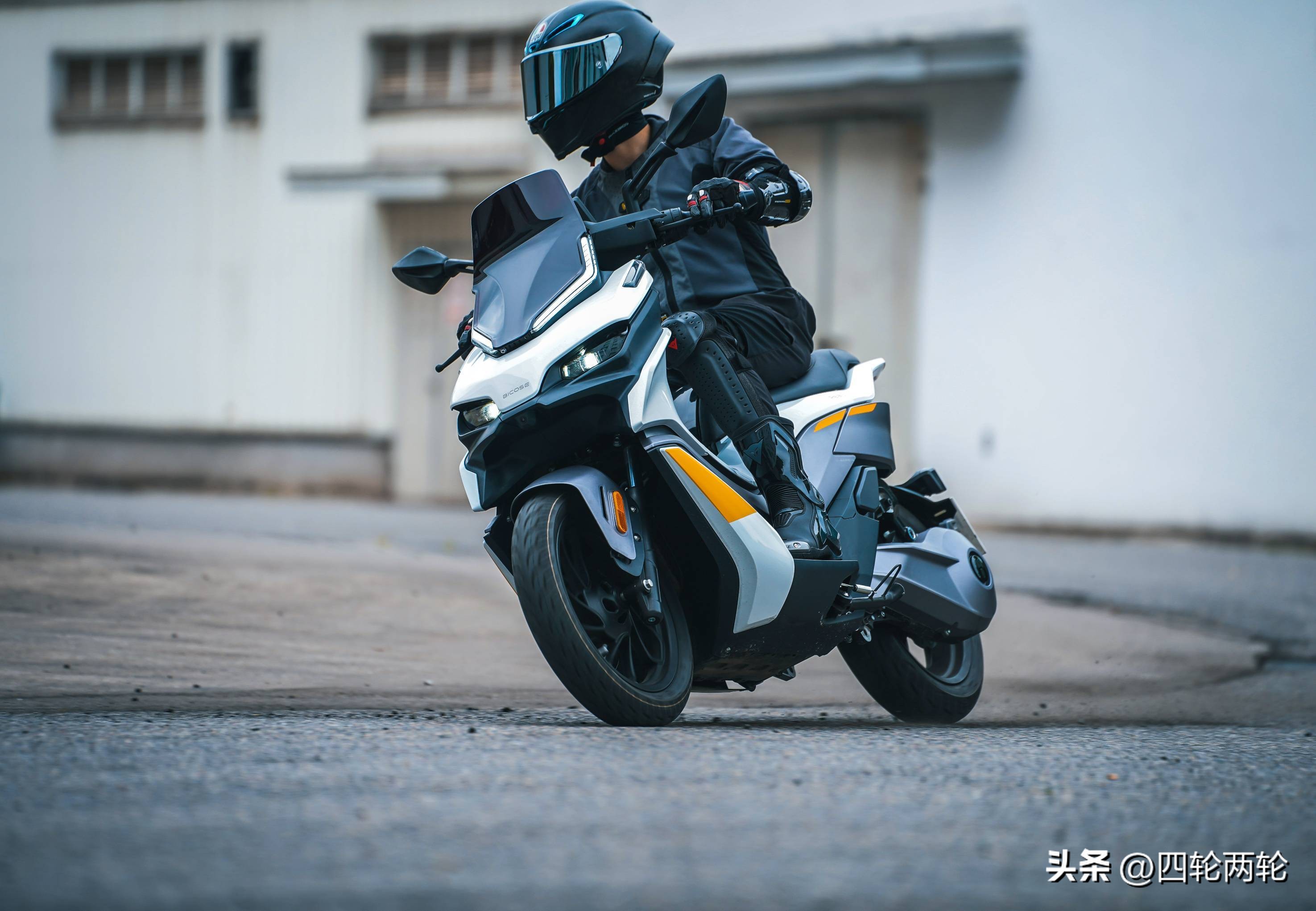 茵未REAL5T，一款来自未来的运动电摩，动力媲美300级别踏板