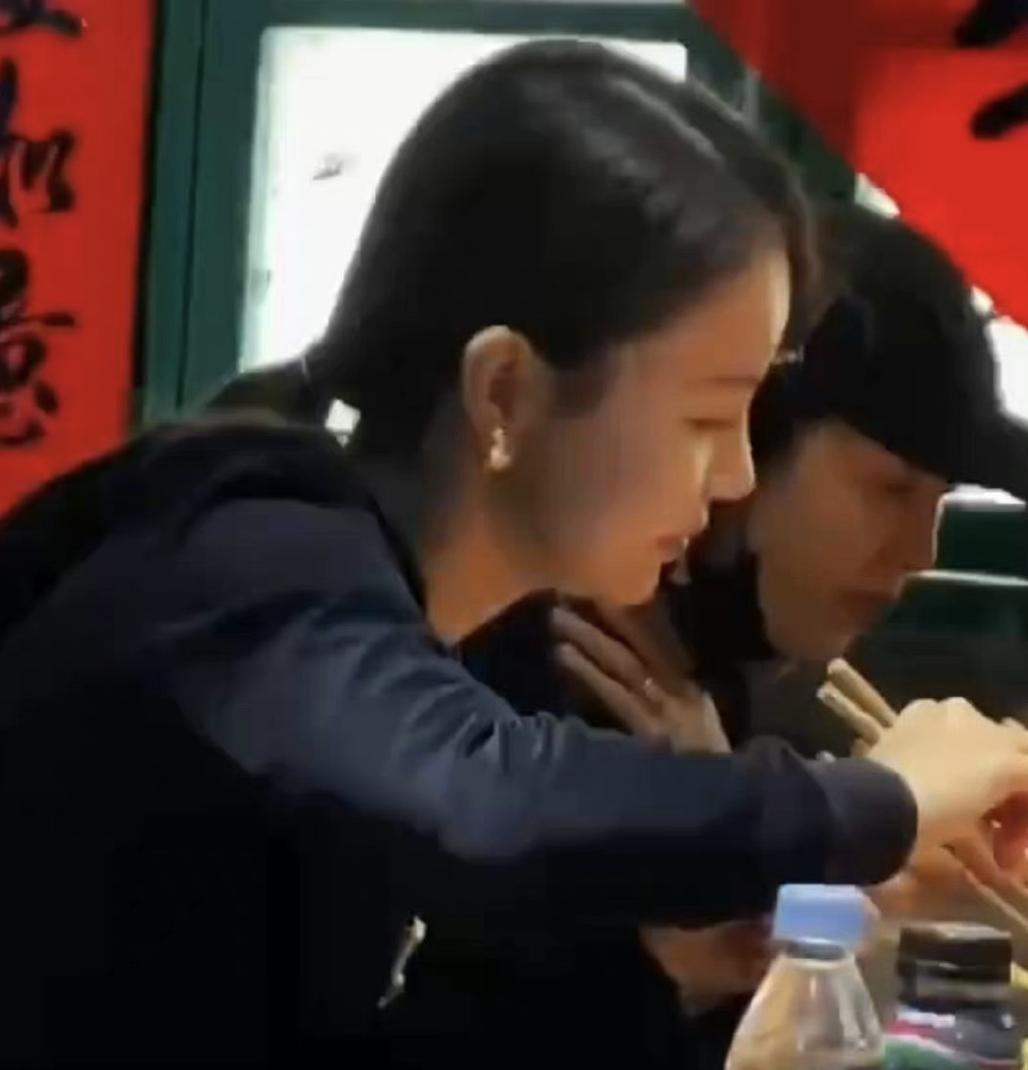 40岁王鸥与35岁何九华疑似同居，她会成为德云社最大牌的嫂子吗？