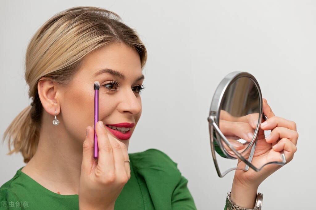 脸上长斑什么因果,8岁女孩遗传脸上开始有斑怎么办