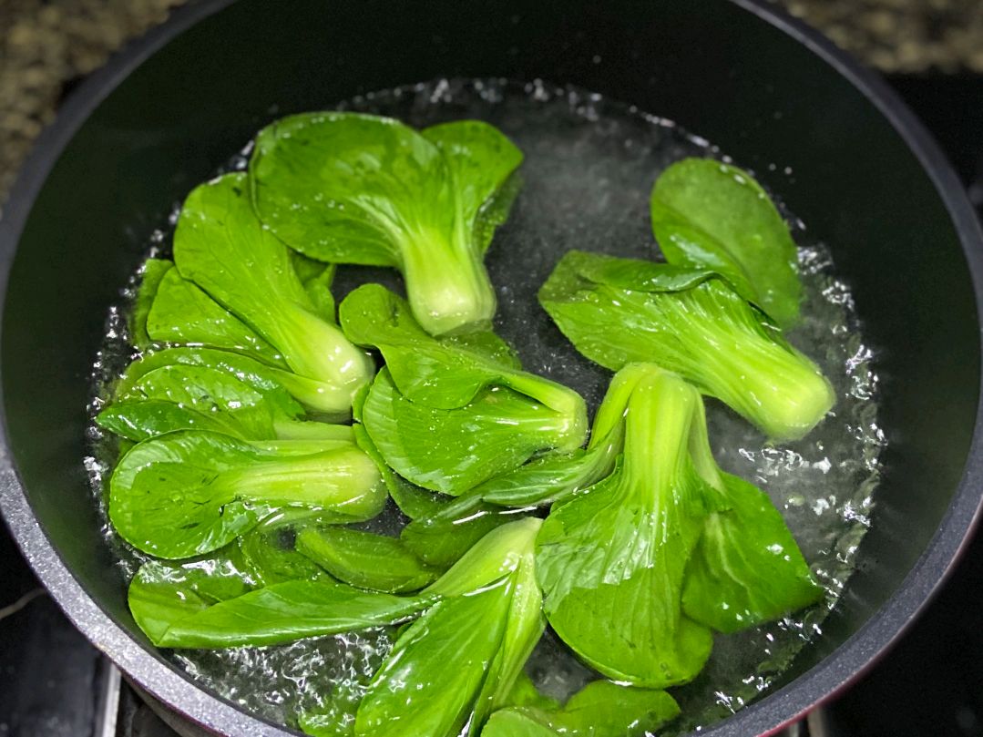 鲍鱼红烧用活的还是干的,鲍鱼红烧带壳