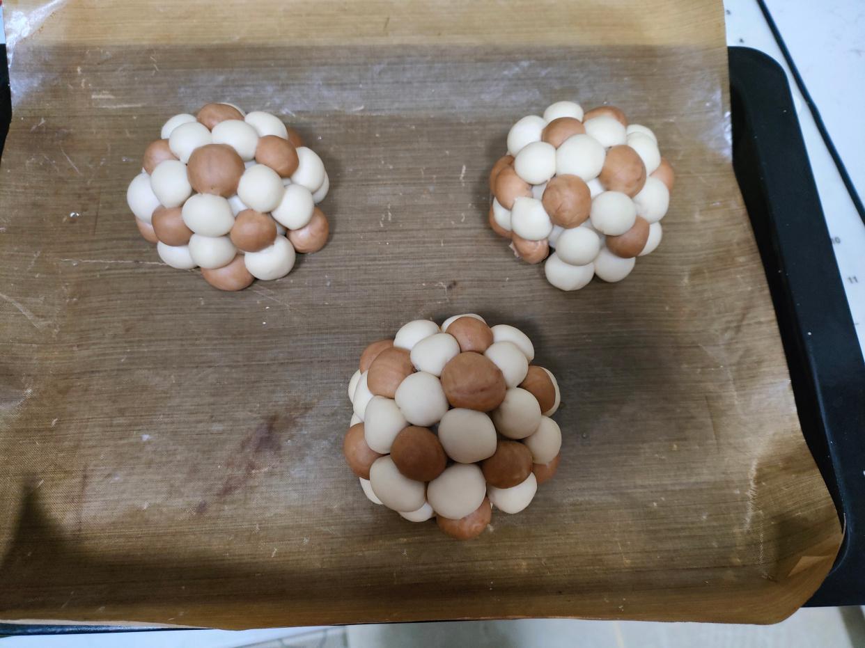 香喷喷的“足球”馒头来了，好吃又好玩，网友：不知从哪里下口？