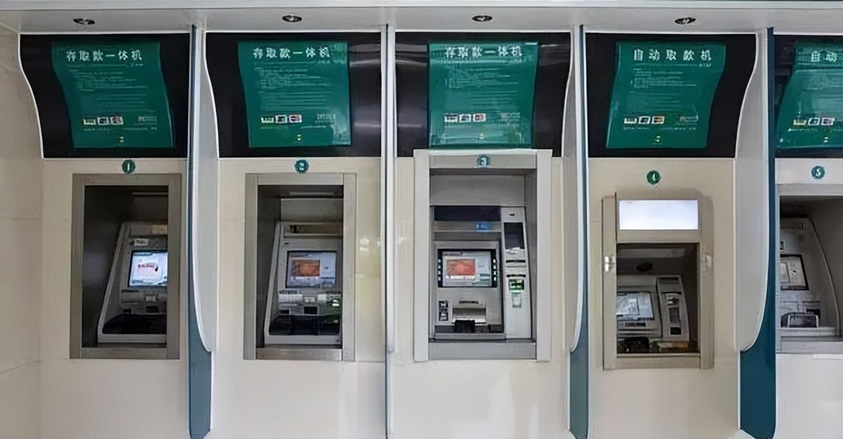 atm机取出假币后续,男子银行取款取出1000元假币后续