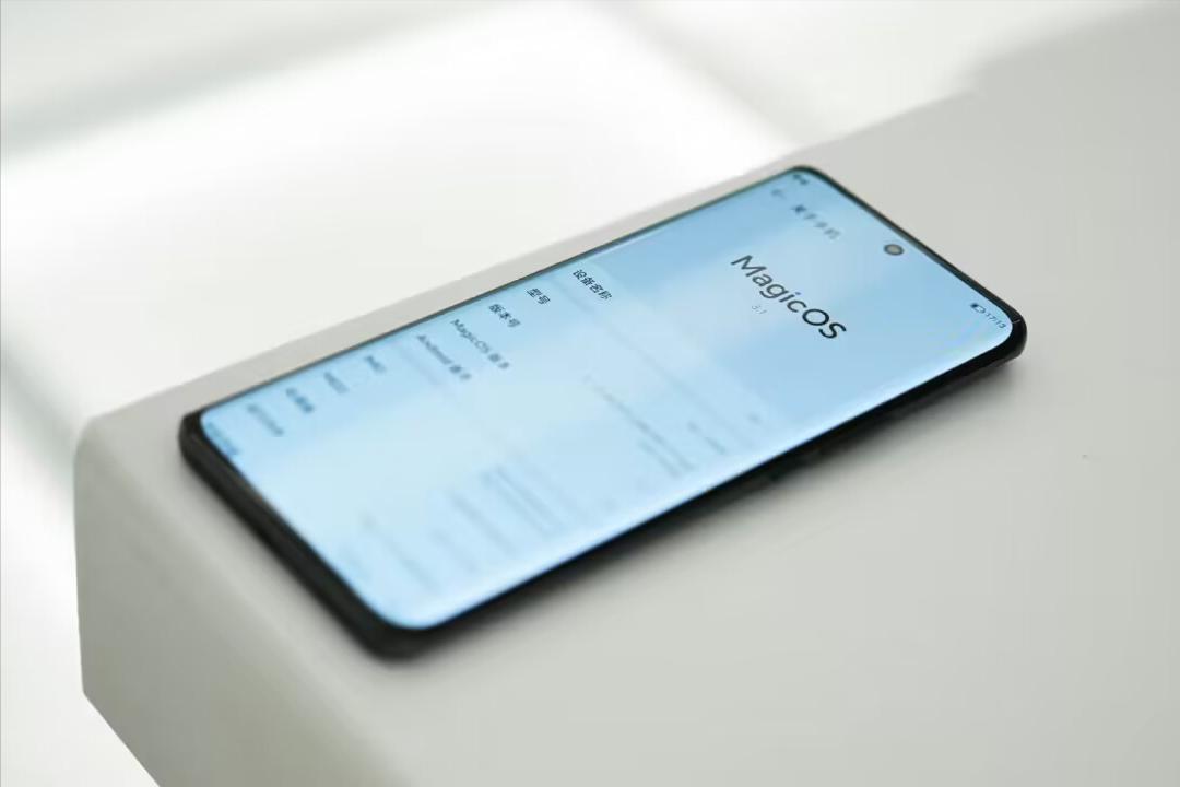 华为mate60外观撞脸荣耀x50,外观与mate60相似的手机