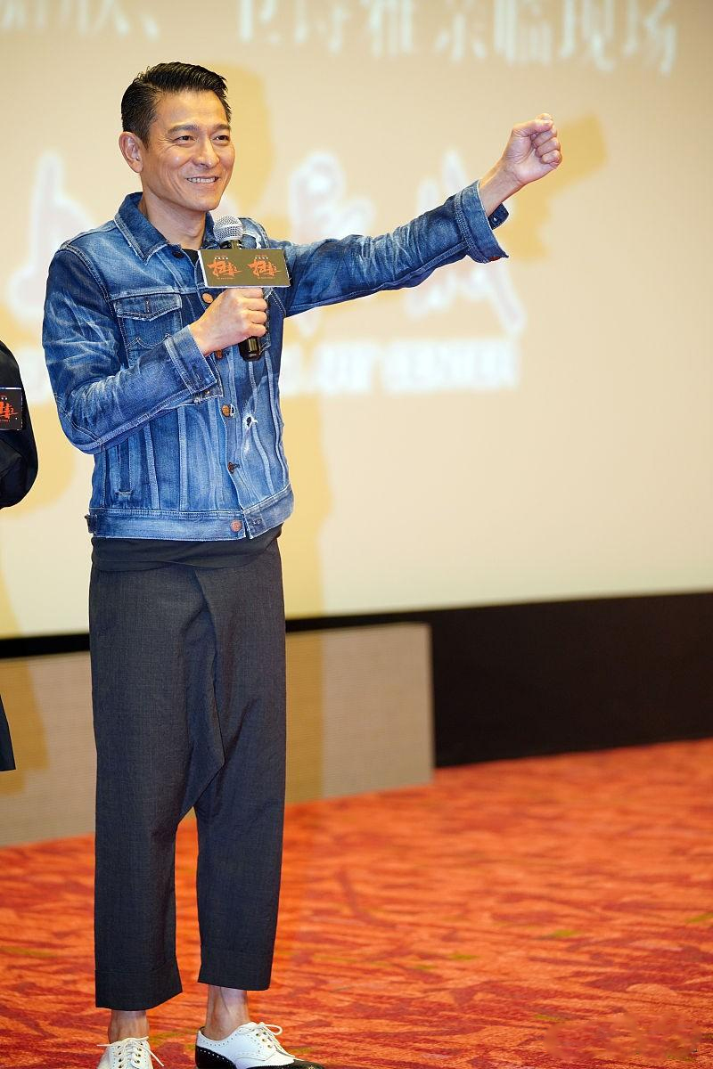 刘德华60岁生日西服配牛仔裤,刘德华年轻时穿牛仔裤白体恤