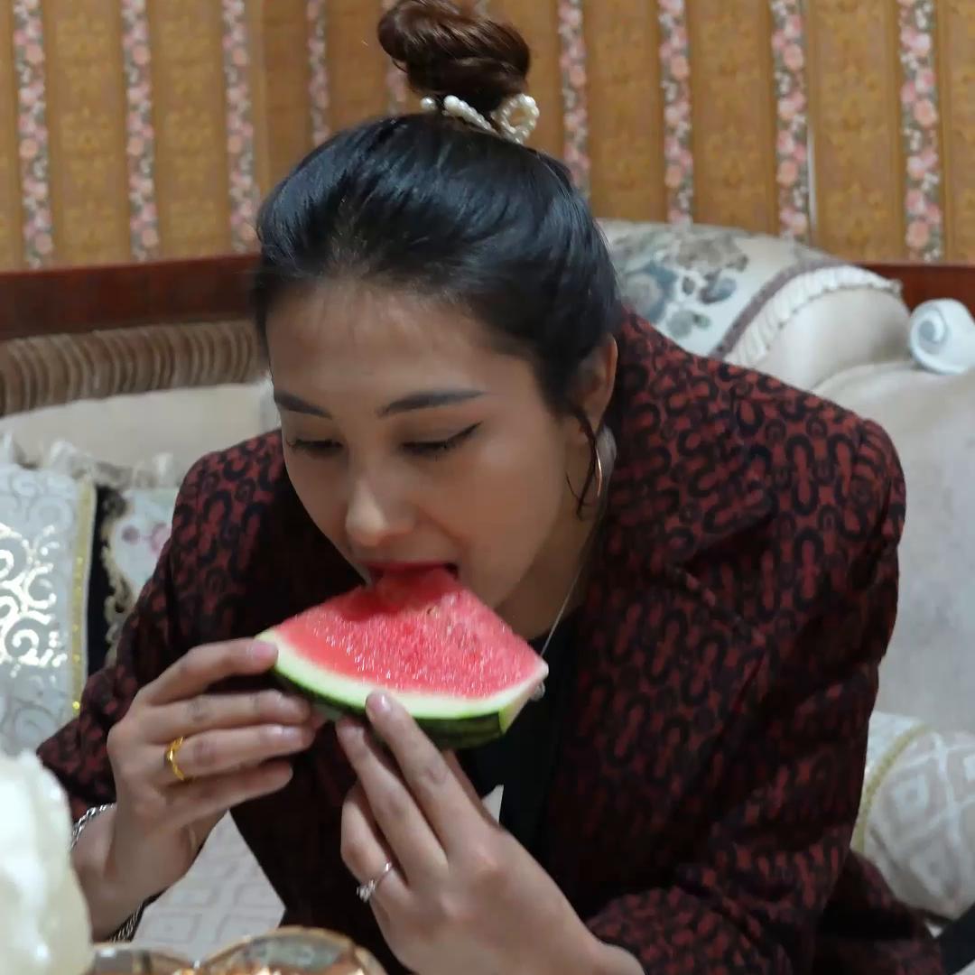 红沁油皮,红沁油皮和田玉籽料图片