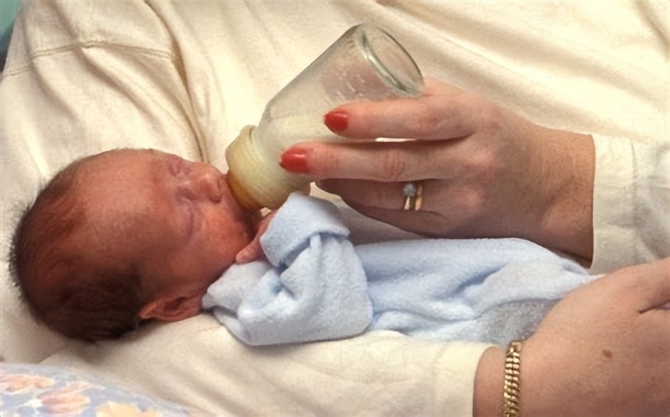 宝宝喝奶后多久才能放床上,新生儿喝完奶多久放床上睡比较好