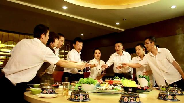 同学会穿什么衣服比较合适,同学会穿统一的服装