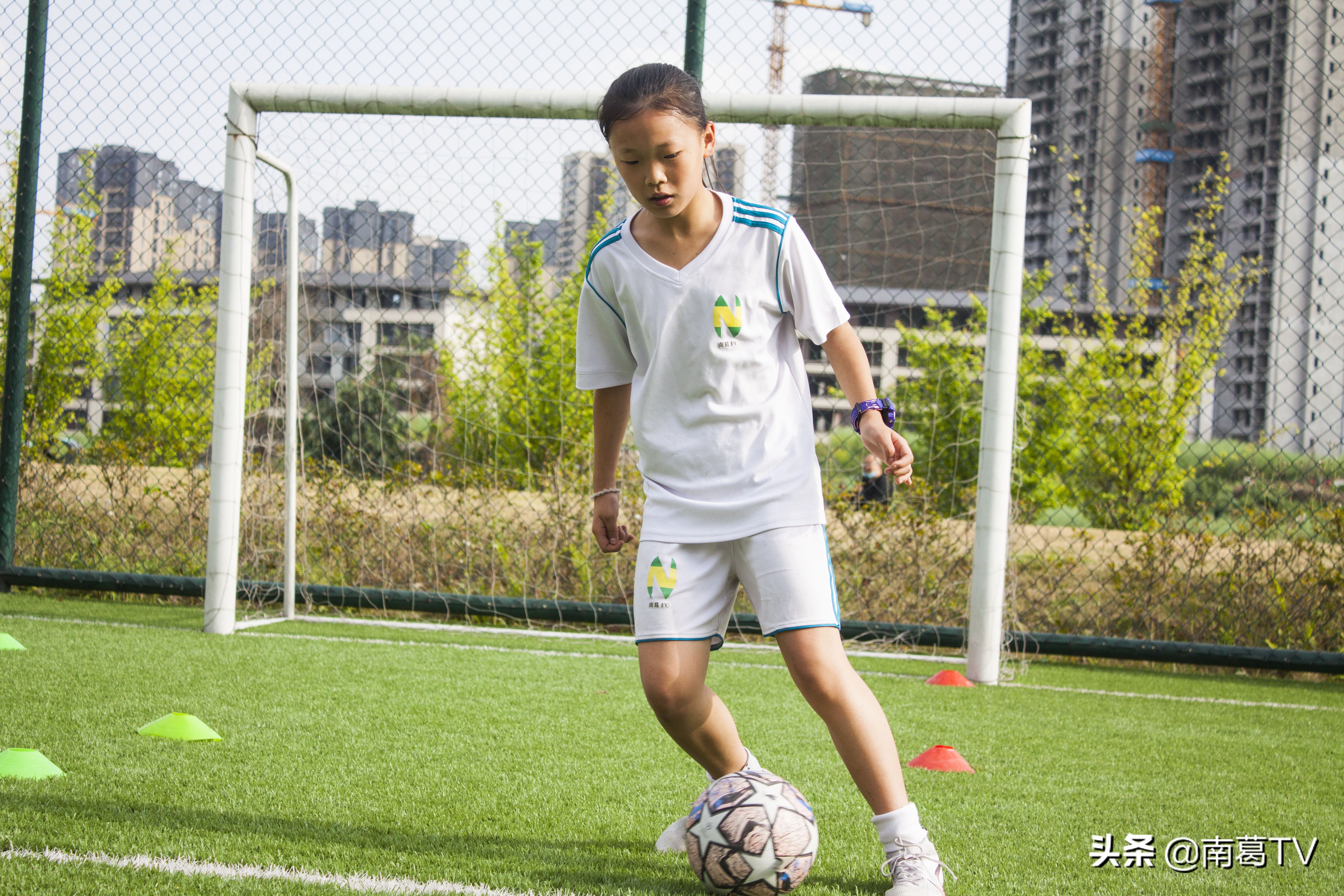 爱踢球的女生有多努力,爱足球的女生每一天都是彩虹