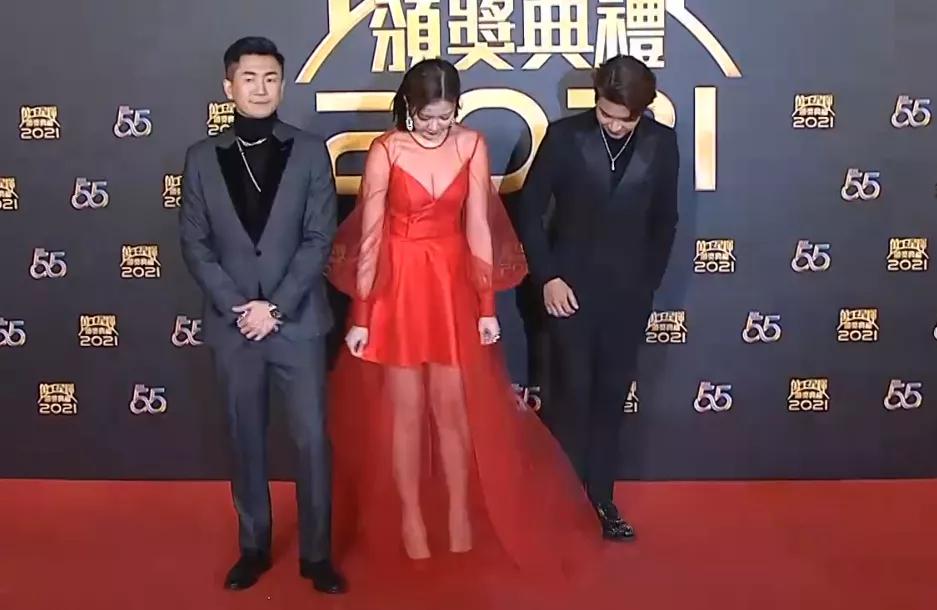 tvb花旦钟嘉欣晒独自坐湖边照,台庆tvb钟嘉欣马国明是哪一期