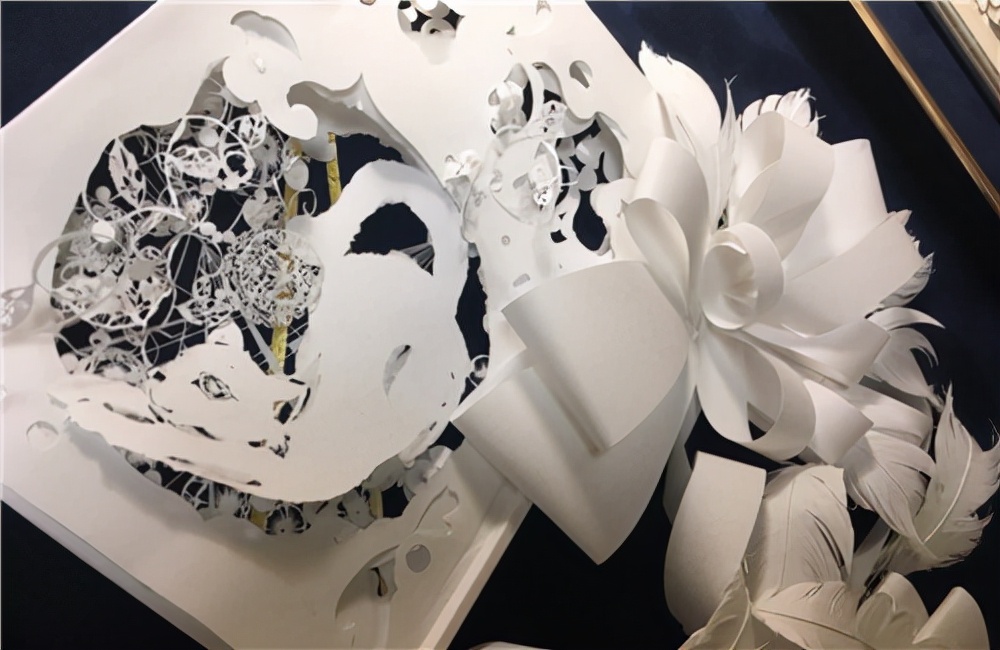 日本妹子把白纸刻成玻璃杯，连水珠都能看见，裸眼3D还能这么玩？