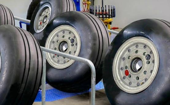 飞机在地上跑,飞机走的时候轮子有驱动吗