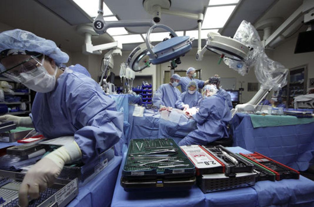 男子被烧伤医生拿来10万条虫,21岁小伙被严重烧伤