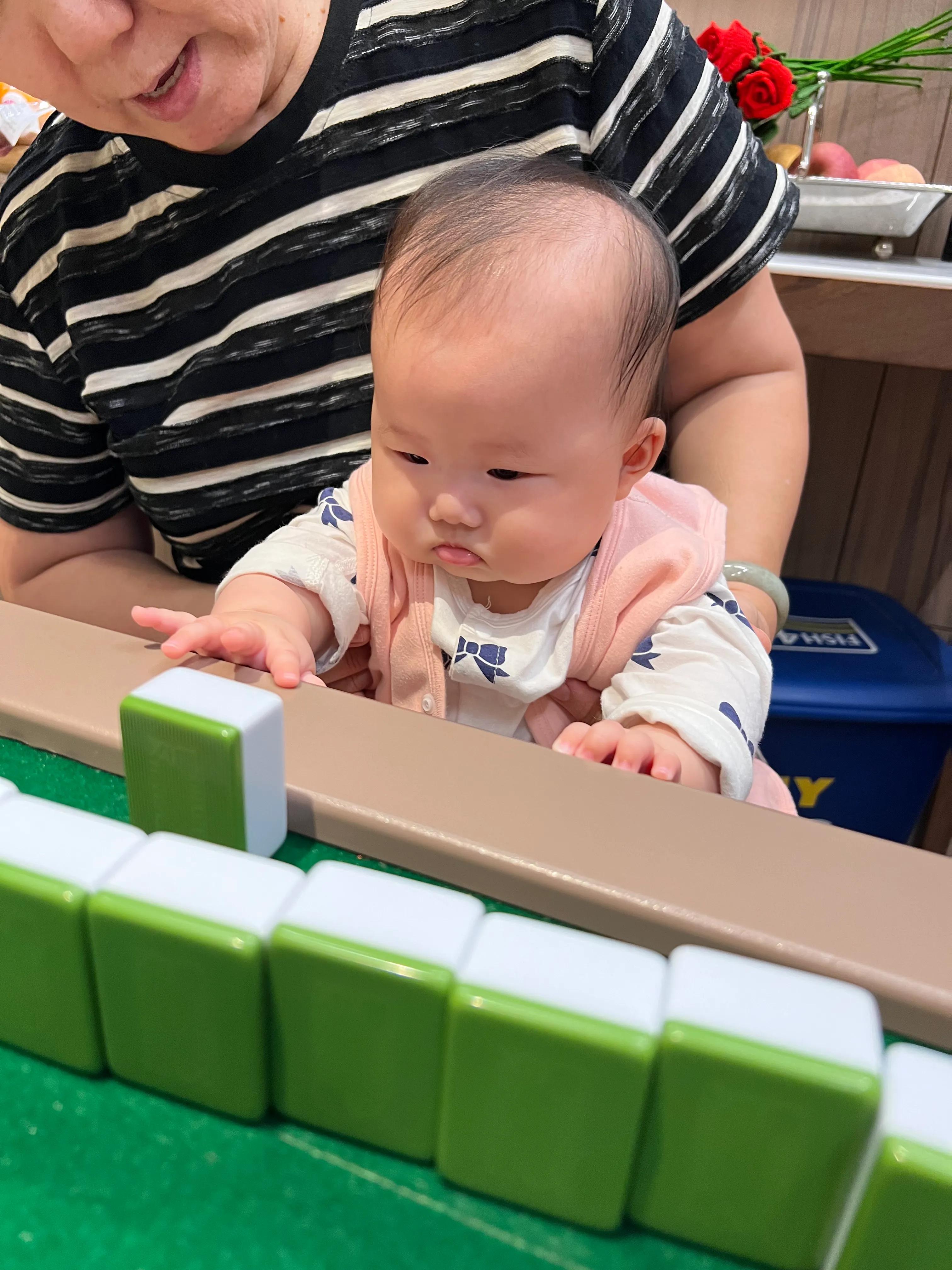 闺女四个月了头发还少得可怜，妈妈傻眼：现在剃胎毛还来得及吗？