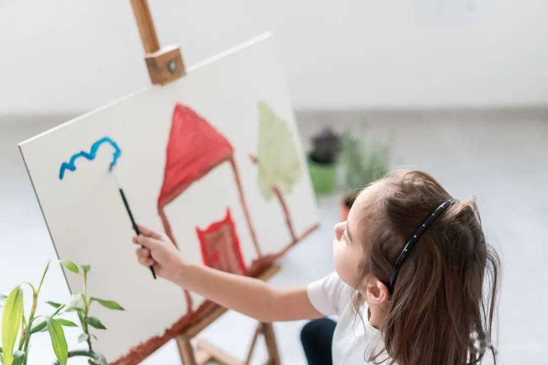 宝宝在墙壁上乱画,宝宝在墙上乱画蜡笔怎么办