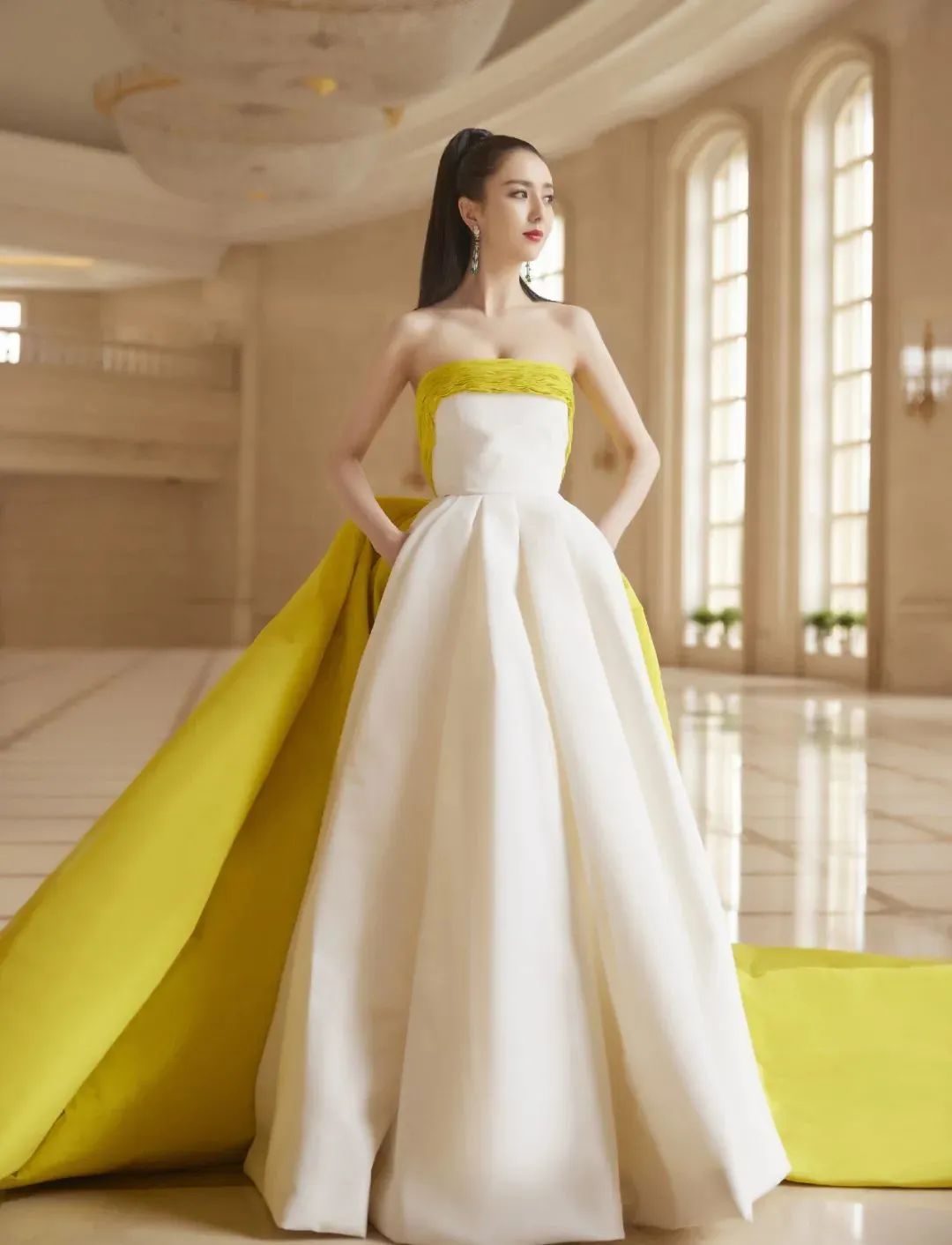 关晓彤惊艳红毯图片,关晓彤红毯惊艳瞬间