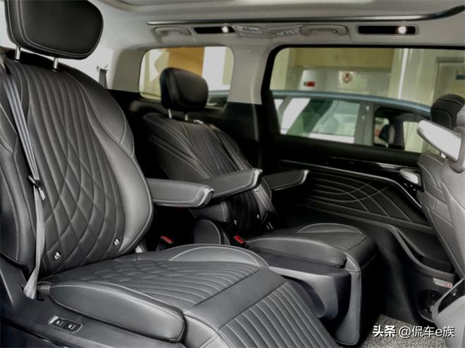 在超超超大的大通MIFA9里自拍，出片率超高