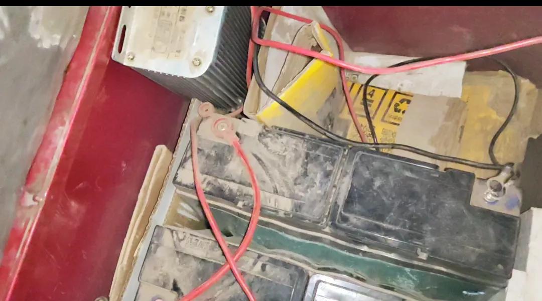 电动车转电门就掉两格电,电动车加电门就掉电松开又恢复