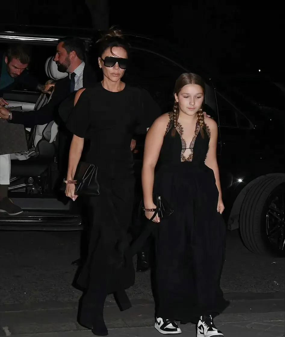 超模穿深v,贝克汉姆女儿穿搭