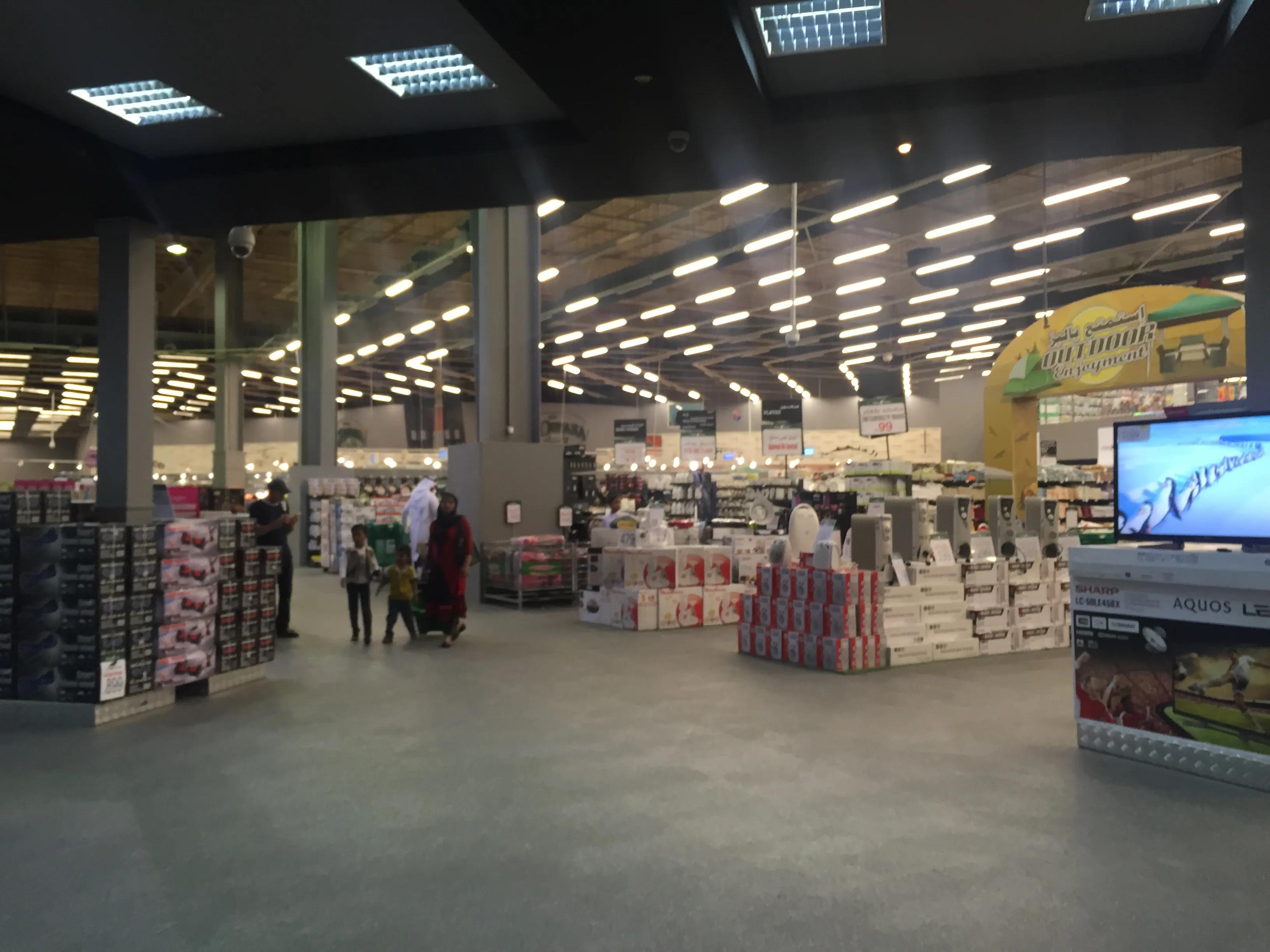 真实的卡塔尔长这样，一半沙漠一半海水