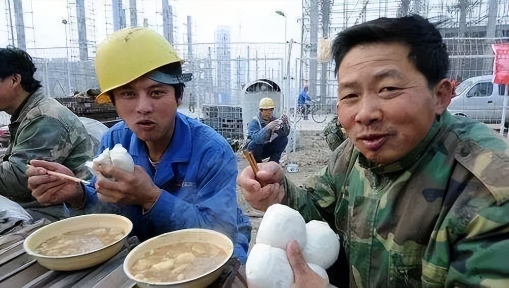 90后农民工沉迷于直播不愿搬砖，邻居们怒了：不务正业！