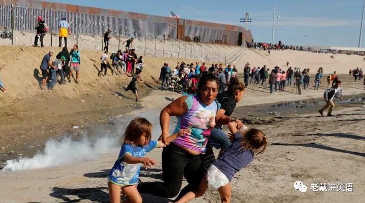 CNN英语新闻––MigrantsoverwhelmUS-Mexicoborder