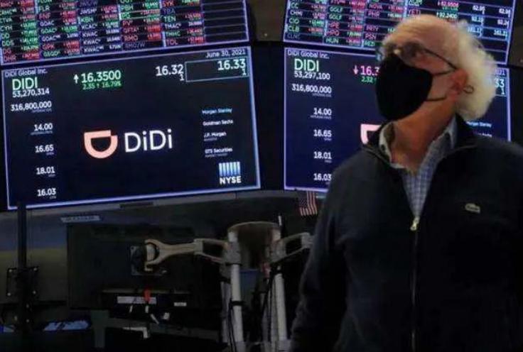 滴滴出行的程维赚的是什么样的钱,与滴滴出行创始人程维并肩而立