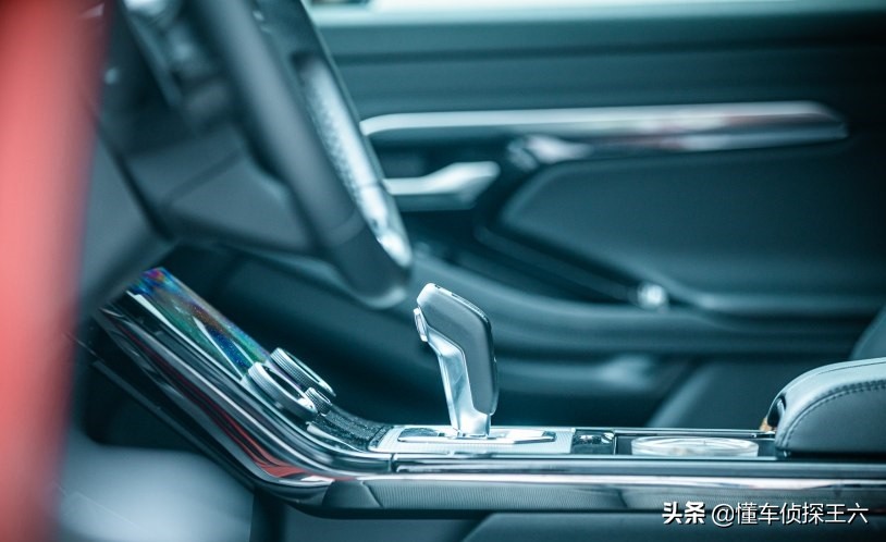 全系标配四驱，2.0T+9AT动力，百公里油耗7.3L，揽胜极光L如何？