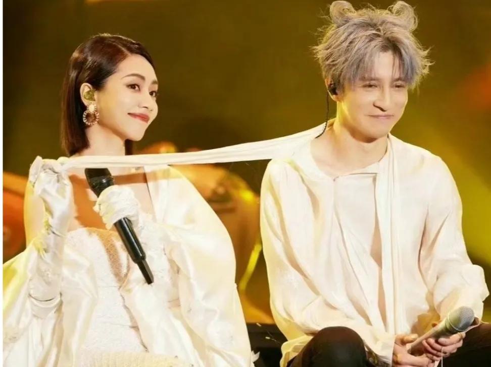 薛之谦刘惜君笑场完整版,刘惜君忘词薛之谦笑场聊表心意