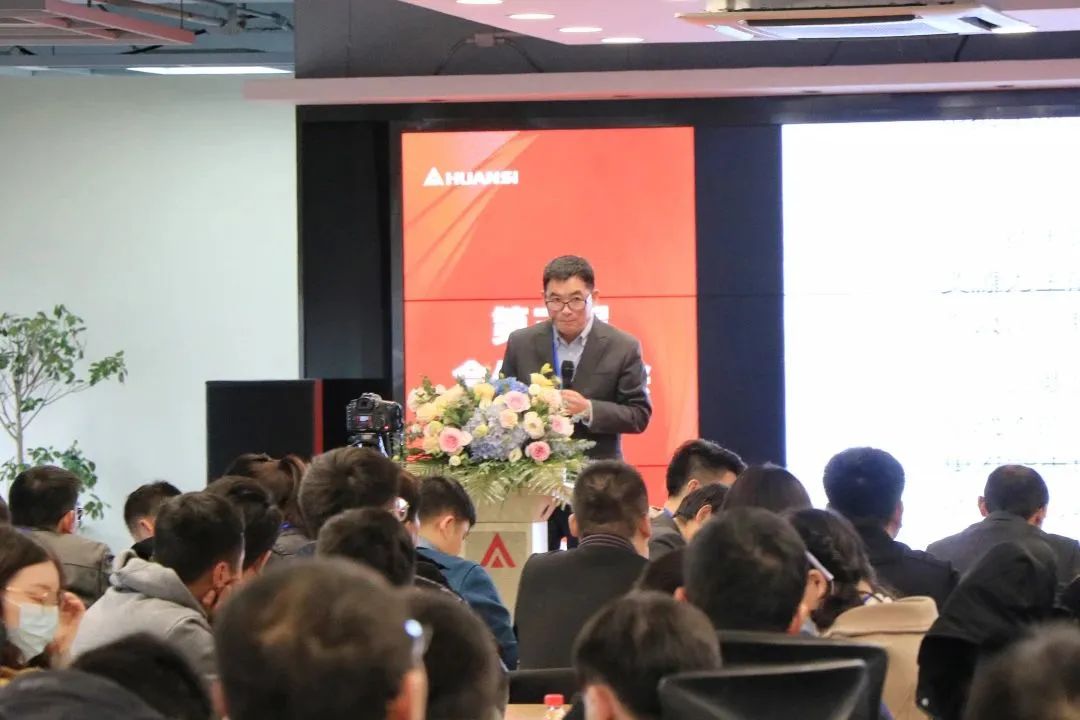 高举旗帜凝心聚力团结奋进,高举理想旗帜助力国家发展