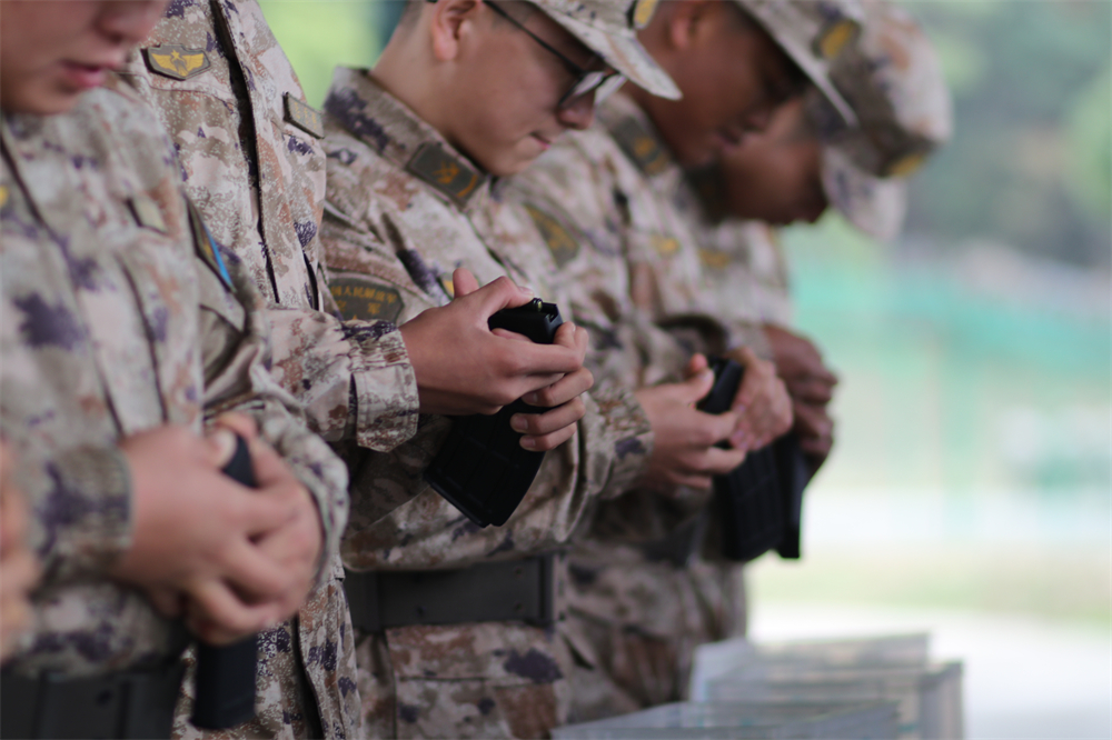 烎！硝烟阵阵！实弹射击砺尖兵