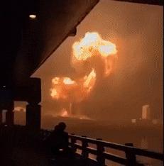 违规充电瓶车致爆燃什么原因,违规充电致爆燃后续