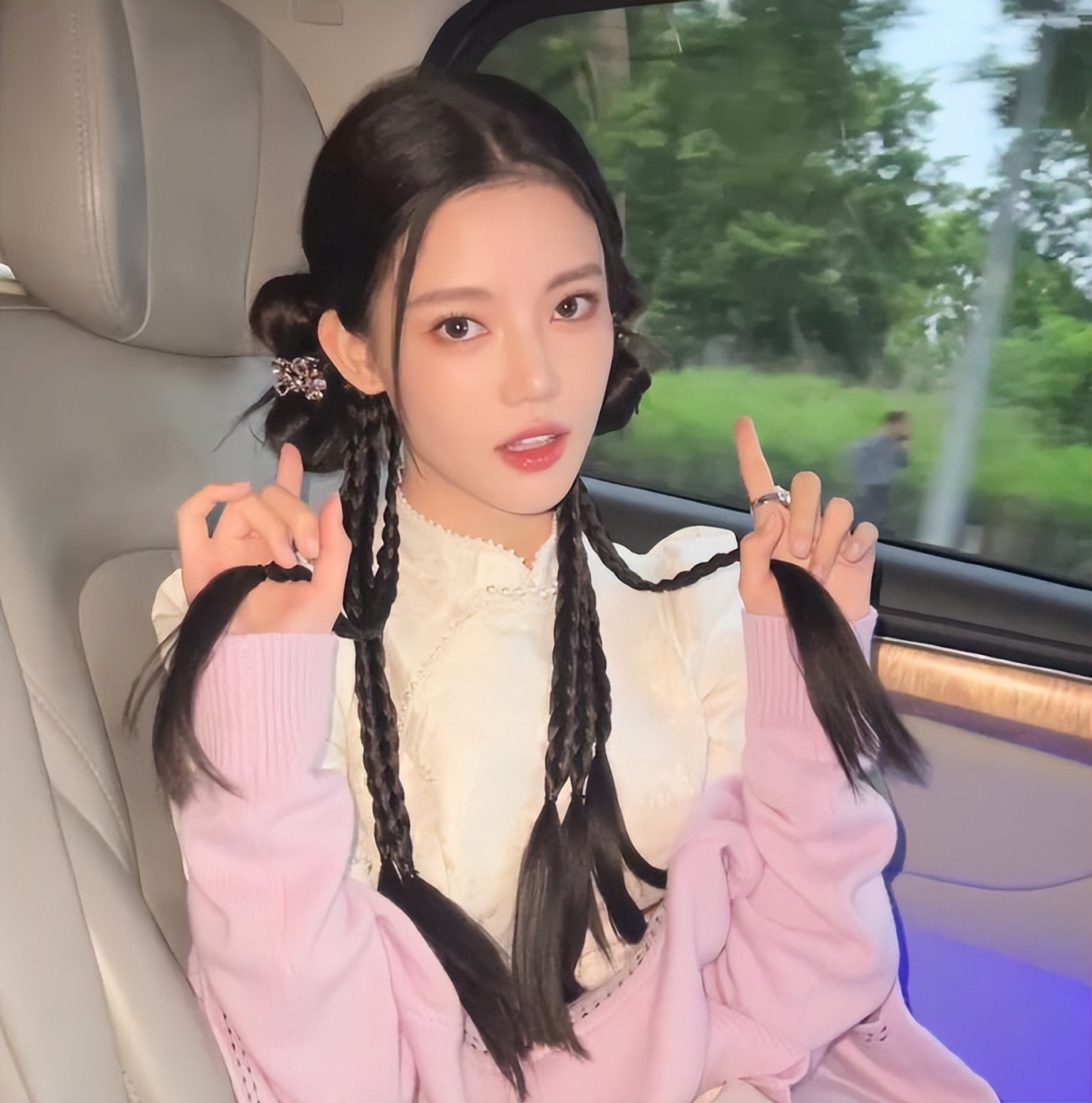 孙珍妮蓝发造型,孙珍妮的半扎发