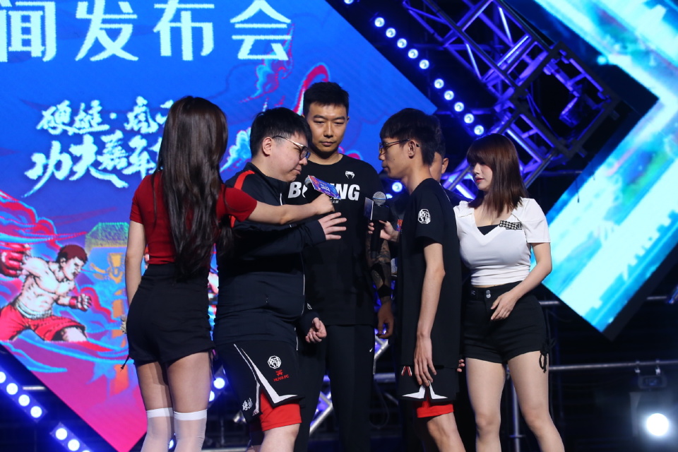 前职业选手AJ参加拳赛！与国服男枪张嘉文对决！却因超重被禁赛