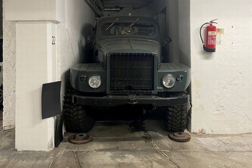 7万英镑！英国一个仅两米宽的停车位出售，司机只能打开一扇门