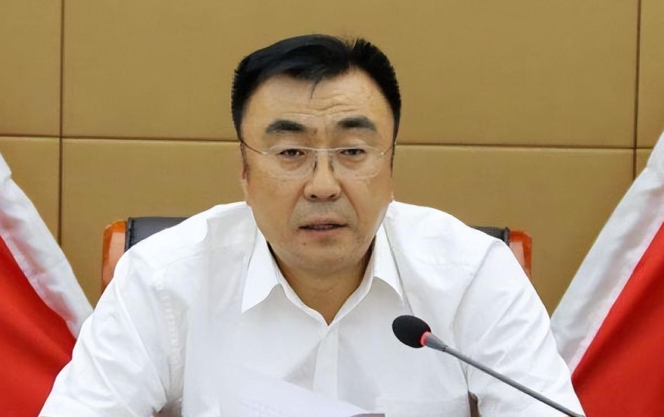 内蒙“警号000001”马明：嫌200万太少拒收，敛财1.57亿被判无期